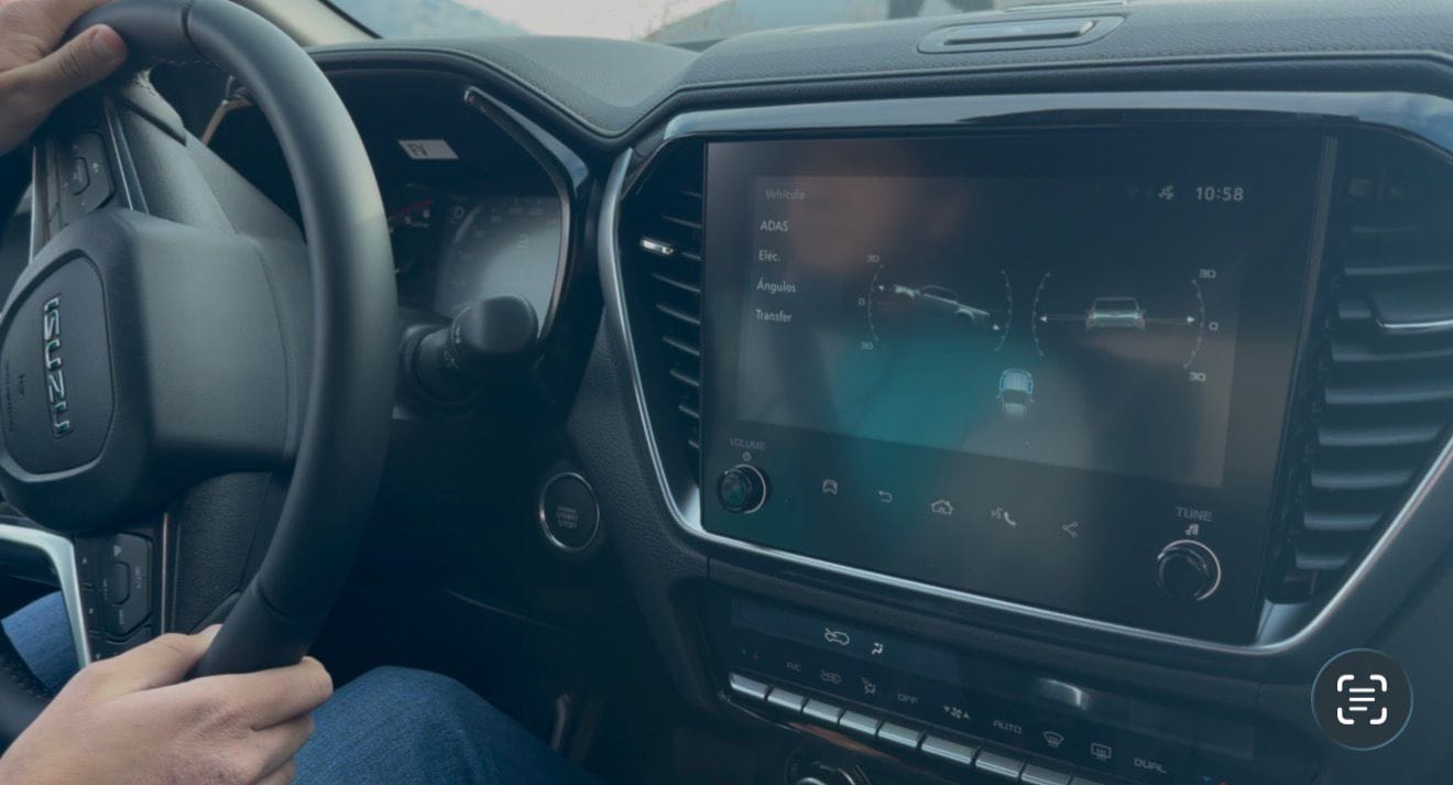 Interior de la Isuzu RZ4F-STD 2026 presentada en Chile — panel digital y cuero