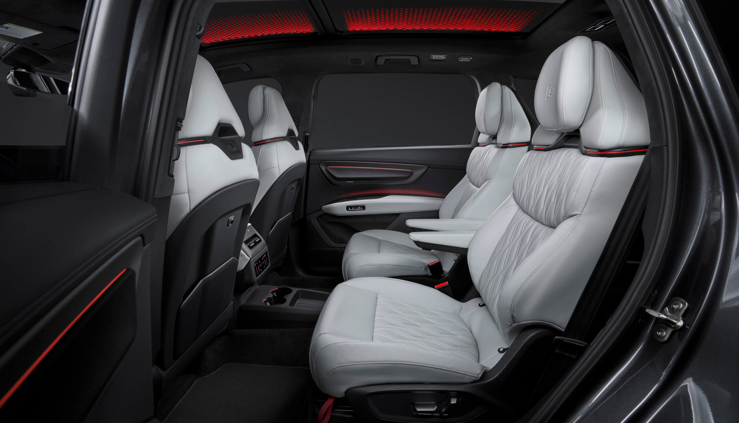 Interior zona trasera del Audi Q9 2026 – Segunda y tercera fila de asientos