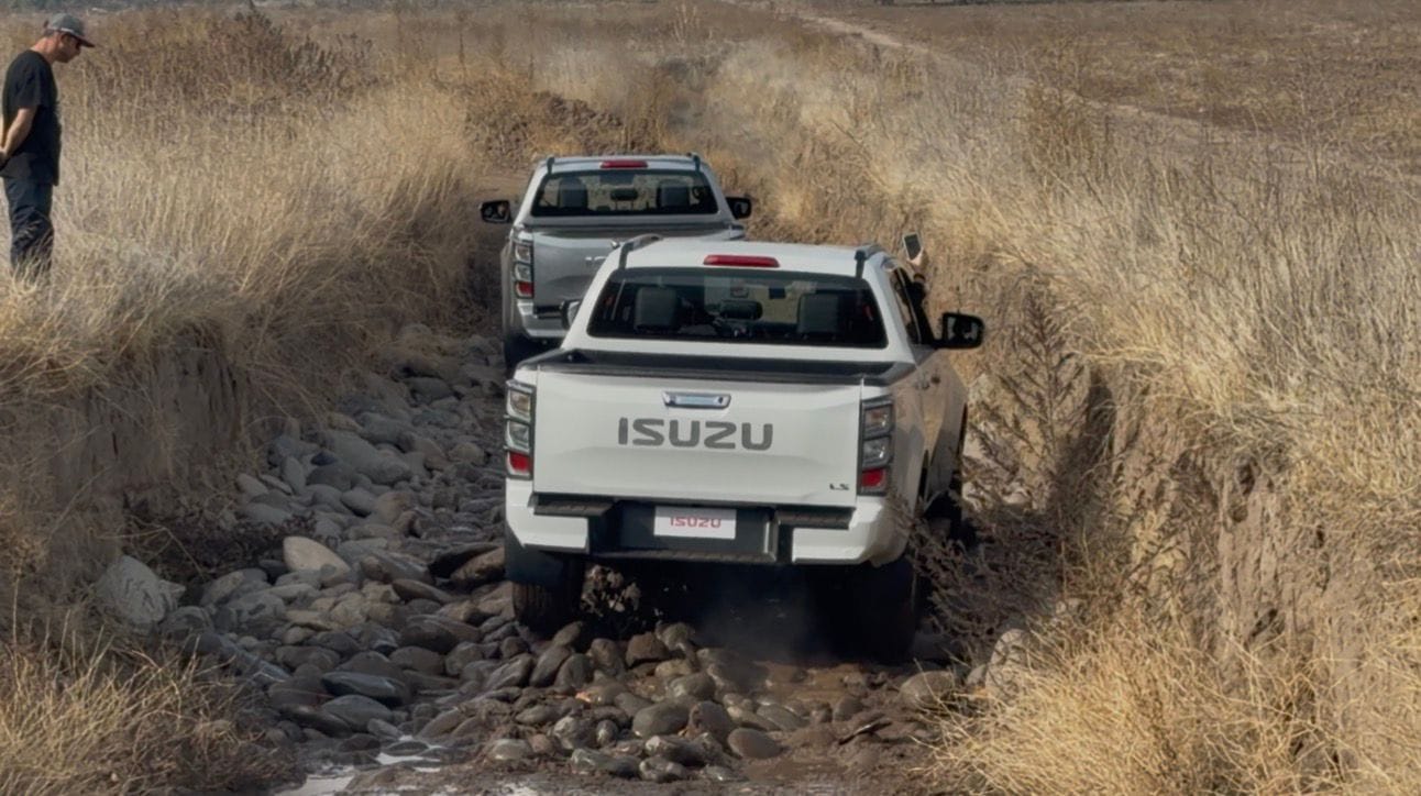 Isuzu RZ4F-STD en prueba de obstáculos durante presentación en Chile 2026