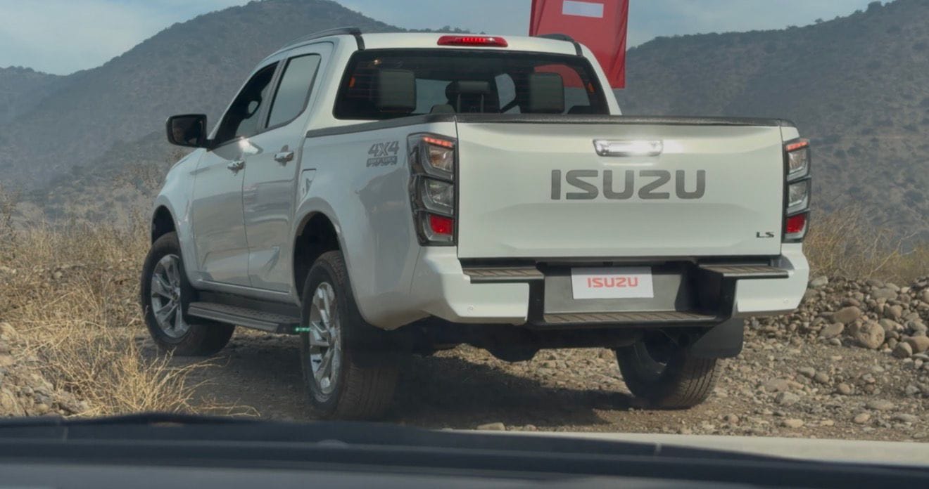 Vista trasera de la Isuzu RZ4F-STD 2026 presentada en Chile