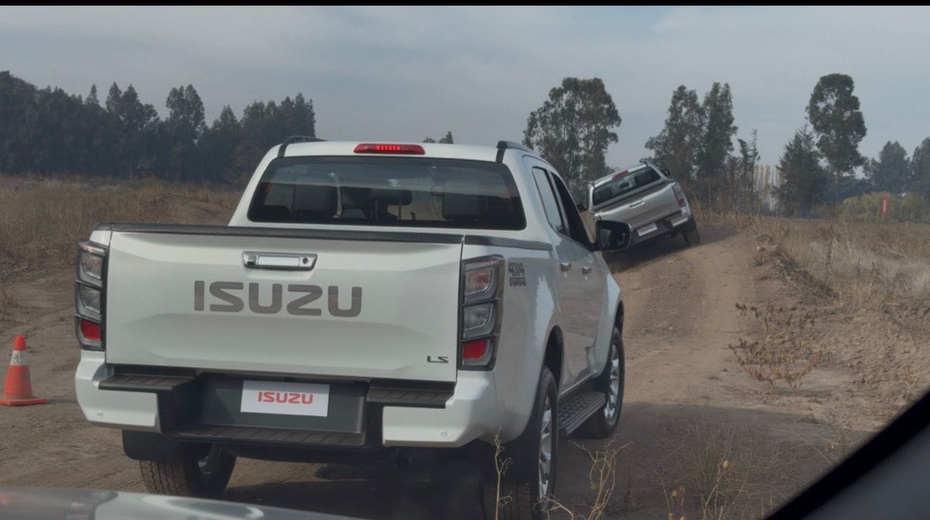 Isuzu RZ4F-STD en prueba de vadeo durante presentación oficial Chile 2026