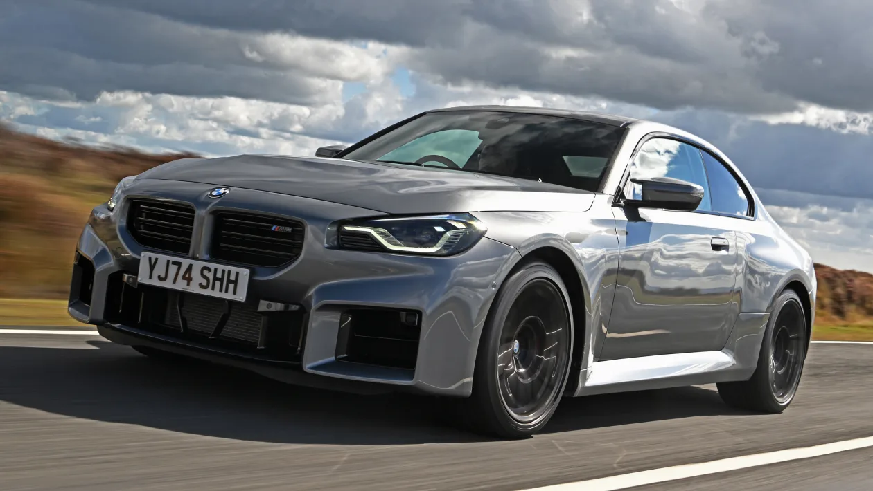 BMW M2 2026 con M xDrive: el compacto deportivo de BMW M debuta con tracción total BMW M2 xDrive 2026 diseño exterior lateral