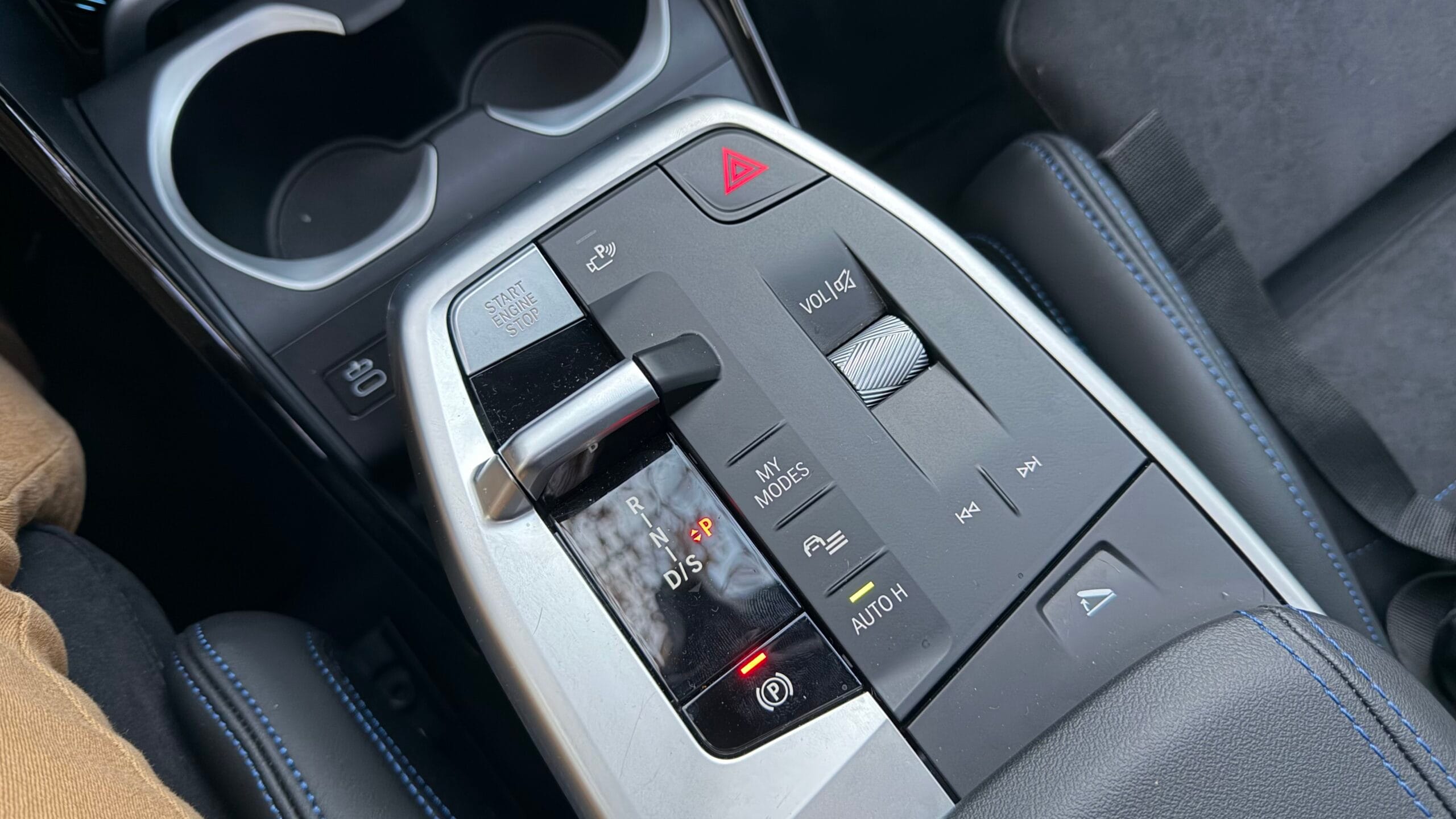 Consola central flotante BMW X1 2026