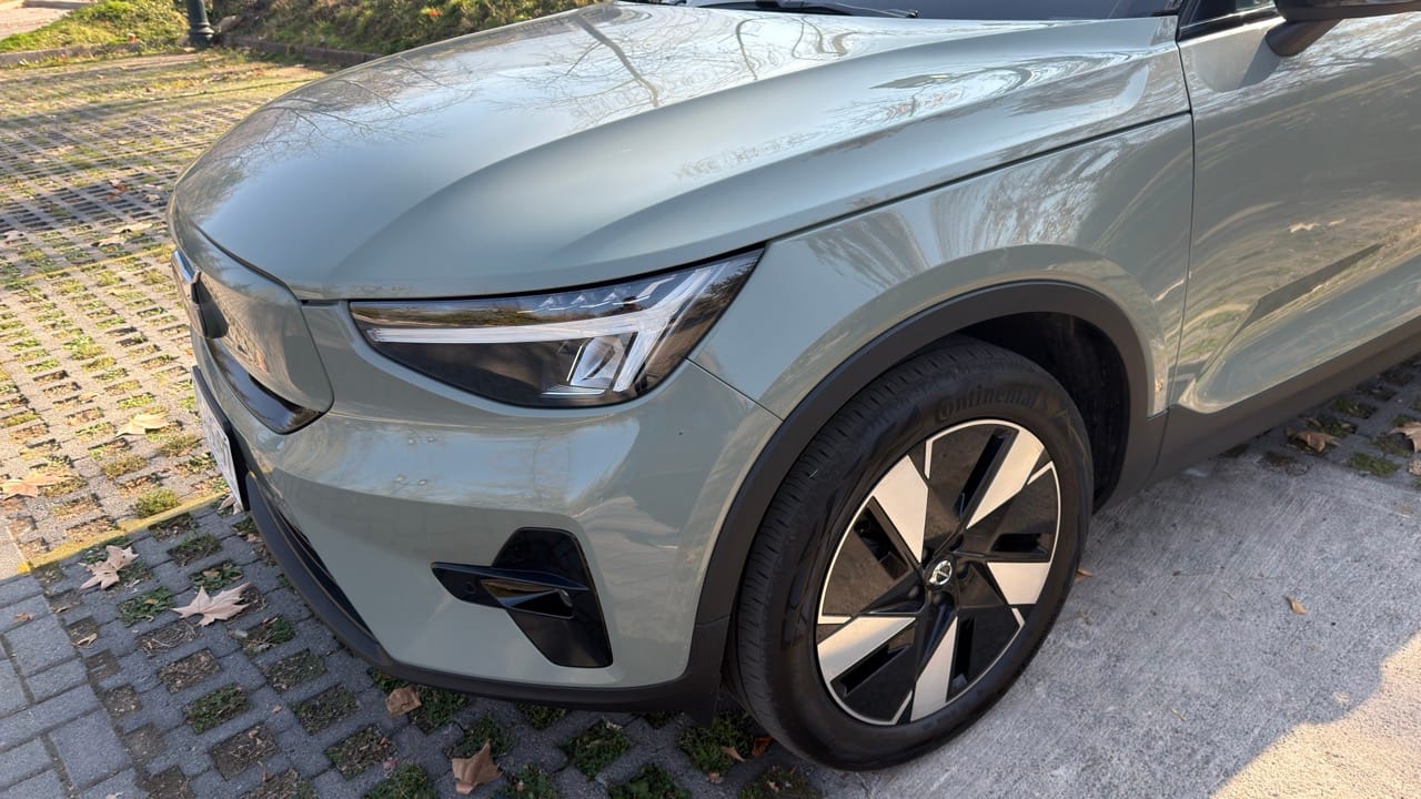 Volvo EX40 - Reseña Completa Volvo EX40 frontal exterior Chile