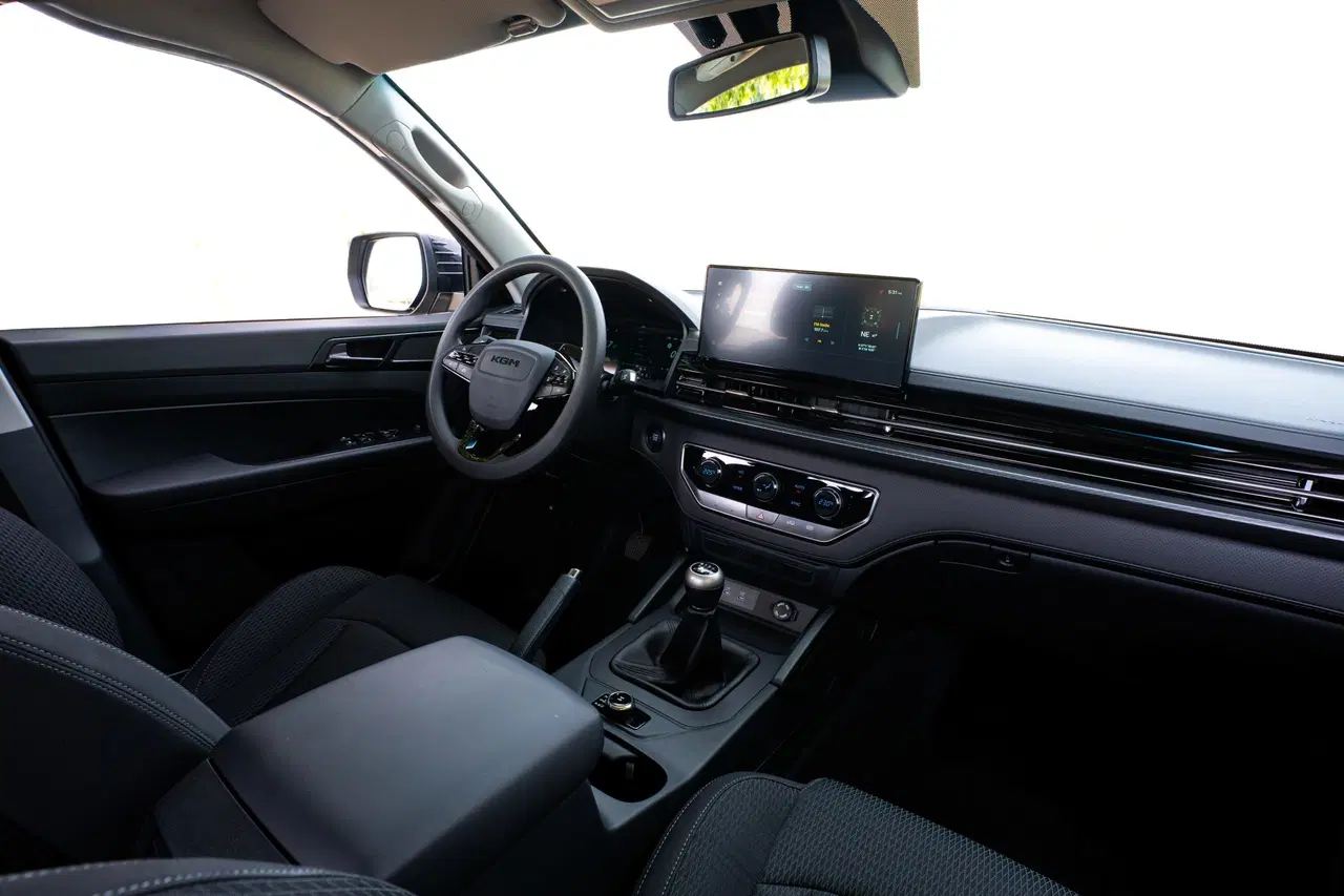 Interior KGM Musso 2026 — pantalla 12,3 pulgadas y climatización