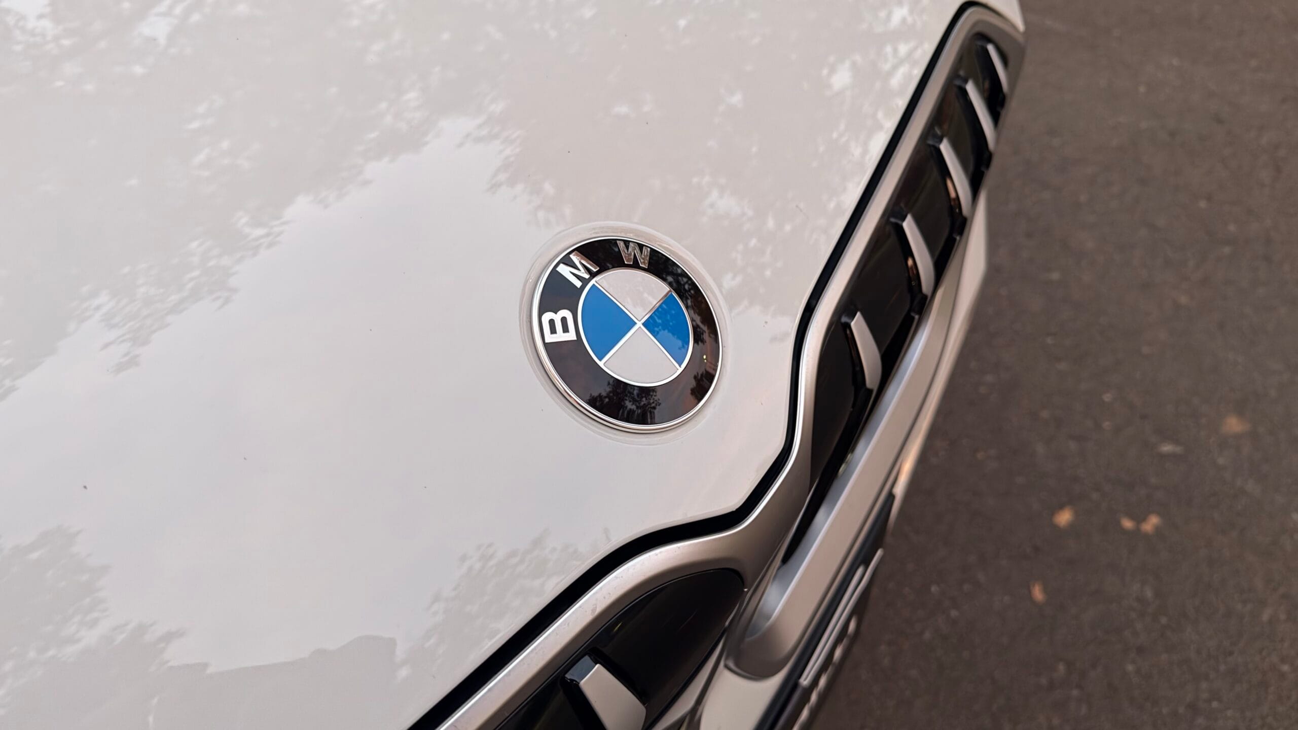 Emblema y parrilla BMW X1 2026
