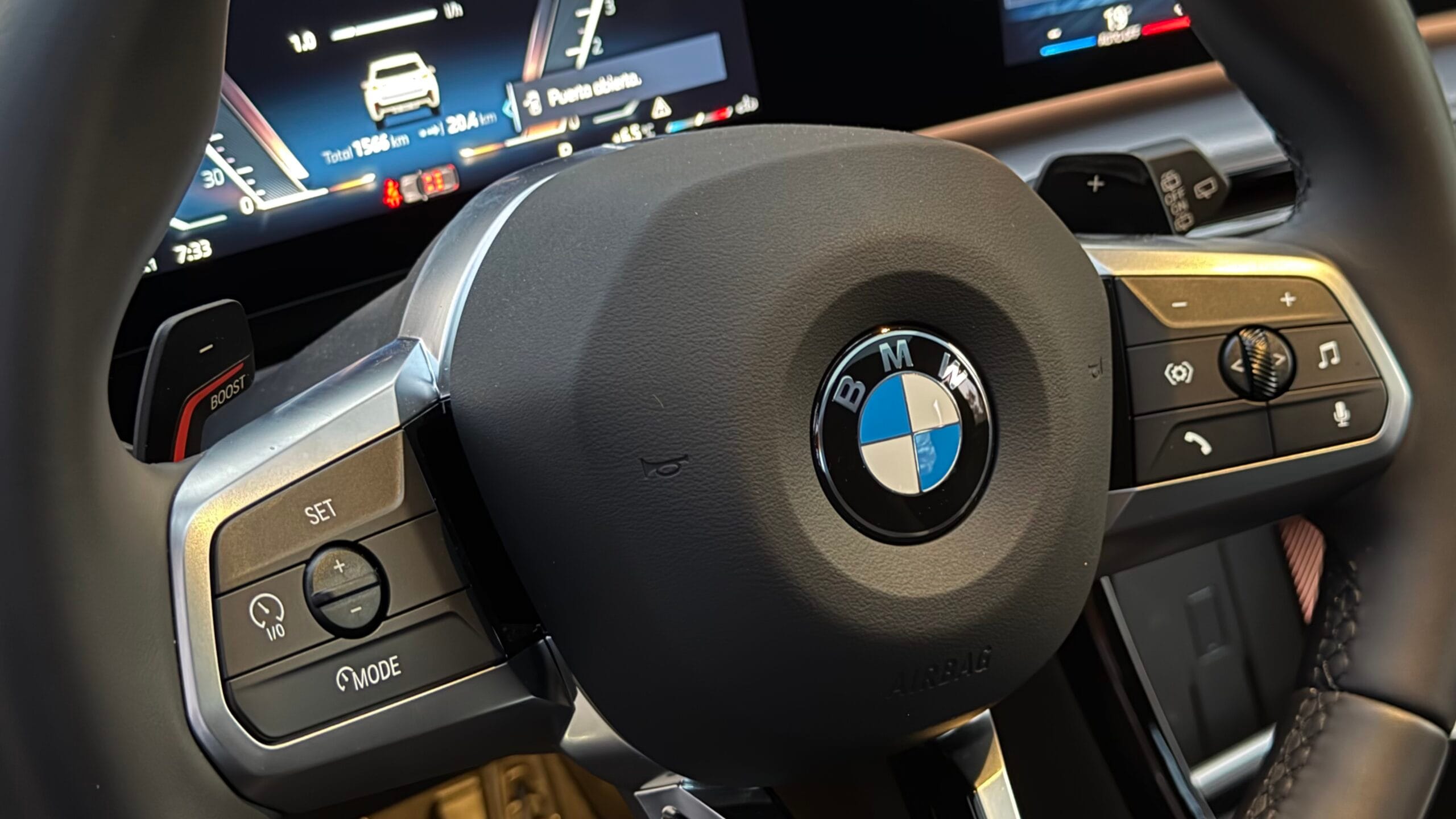 Volante BMW X1 2026 M Sport con levas de cambio