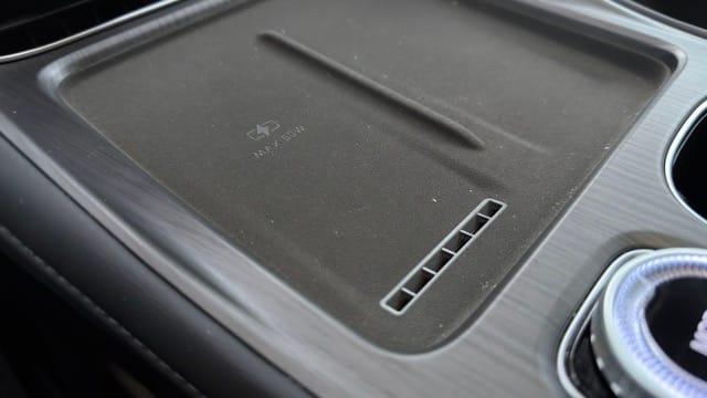 Chery Tiggo 8 PHEV - Reseña Completa Cargador inalámbrico ventilado Chery Tiggo 8 Híbrido Enchufable