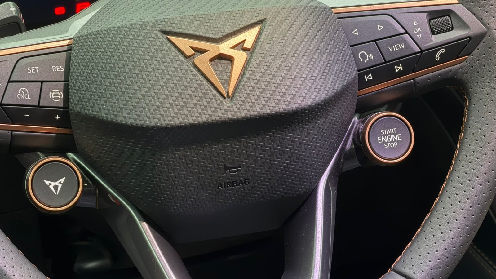 Cupra Formentor PHEV - Reseña Completa Botones al volante para encender y cambiar modos de manejo CUPRA Formentor