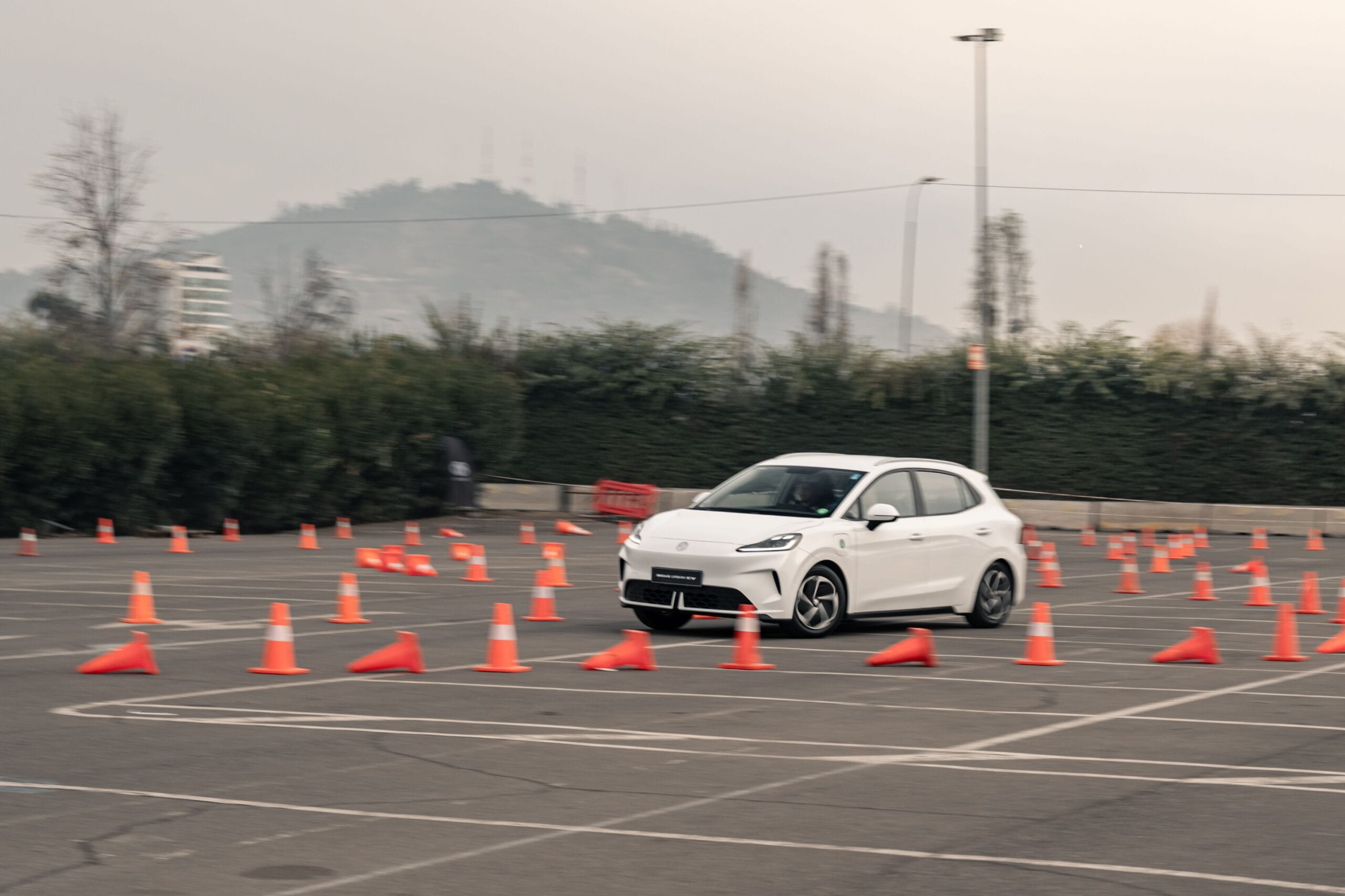 MG4 EV Urban tomando curva exterior