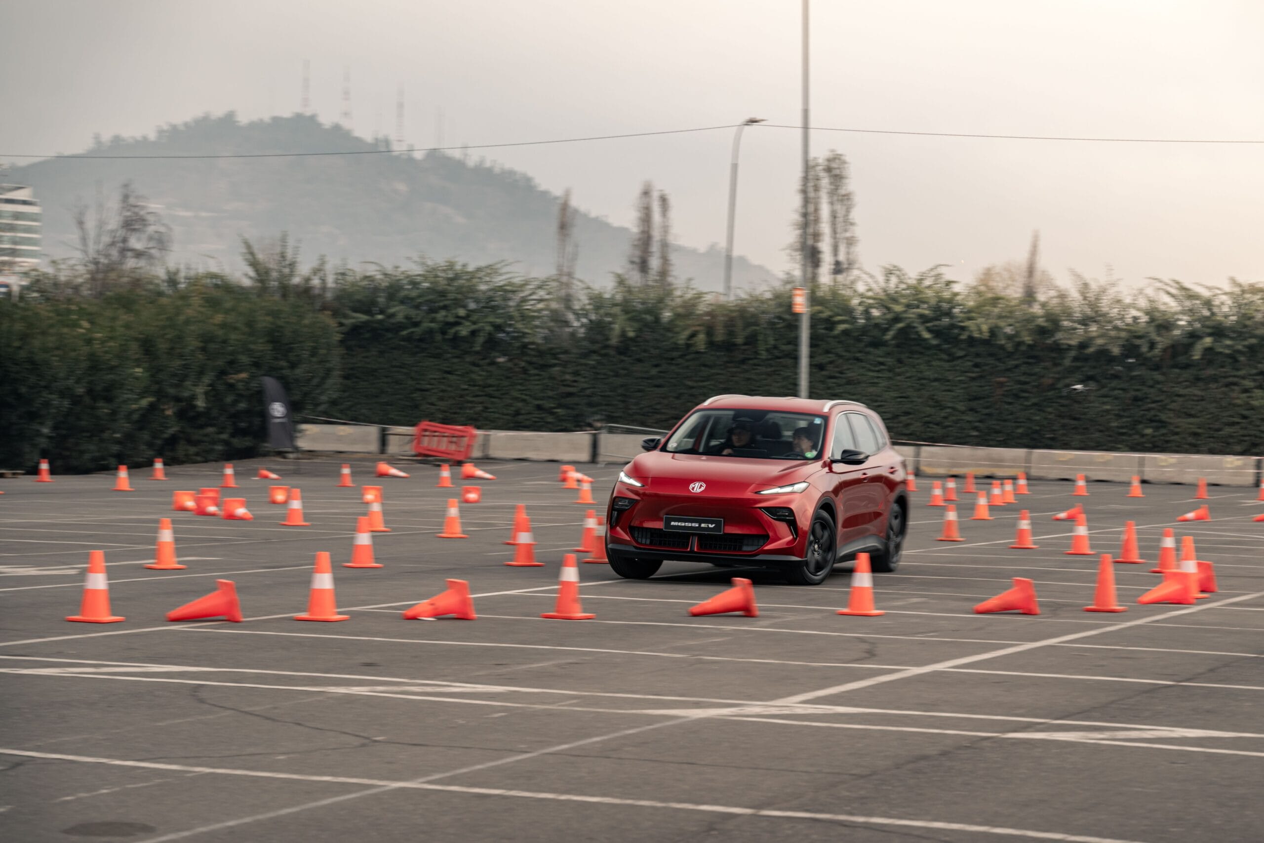 MG5 EV tomando curva exterior