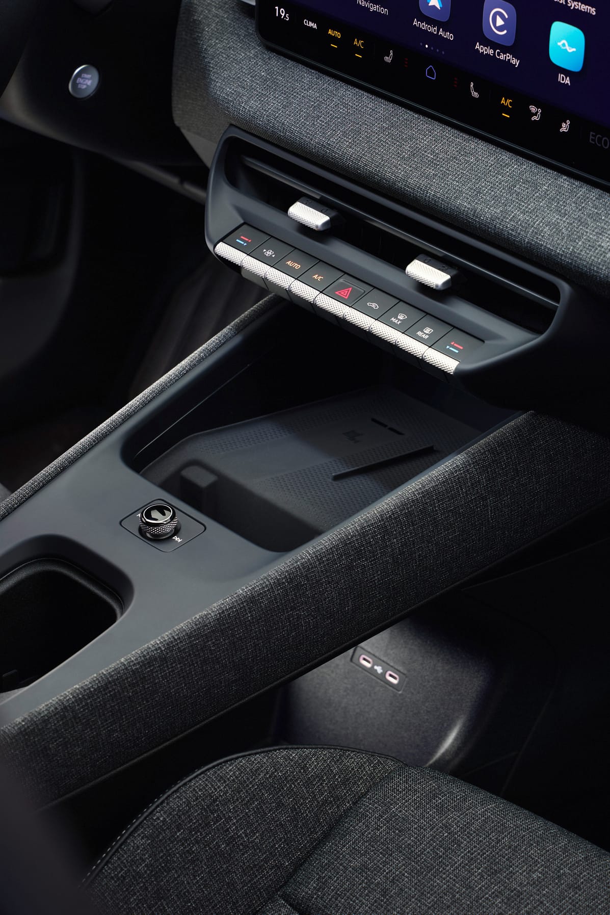 Volkswagen estrena su nuevo ID. Cross Zona de carga de smartphone y botones físicos en el Volkswagen ID. Cross
