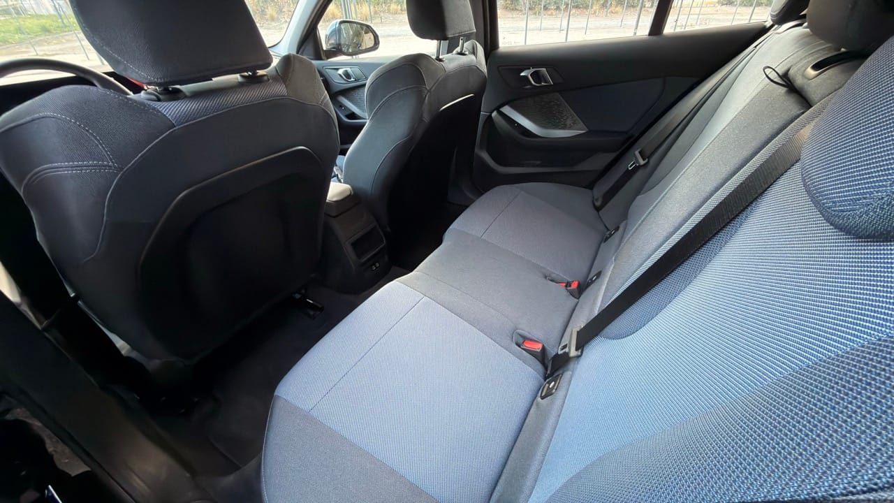 BMW Serie 1 - Reseña Completa Interior zona trasera BMW Serie 1 120 2026