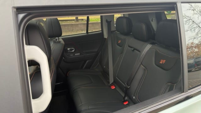 Jetour T1 - Reseña Completa Zona trasera interior del Jetour T1 2026, segunda fila de asientos